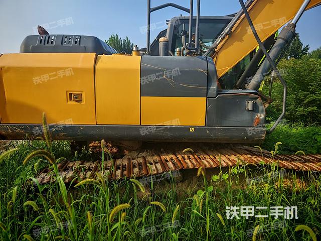 单侧履带整体(整机外观) 单侧履带整体(整机外观)