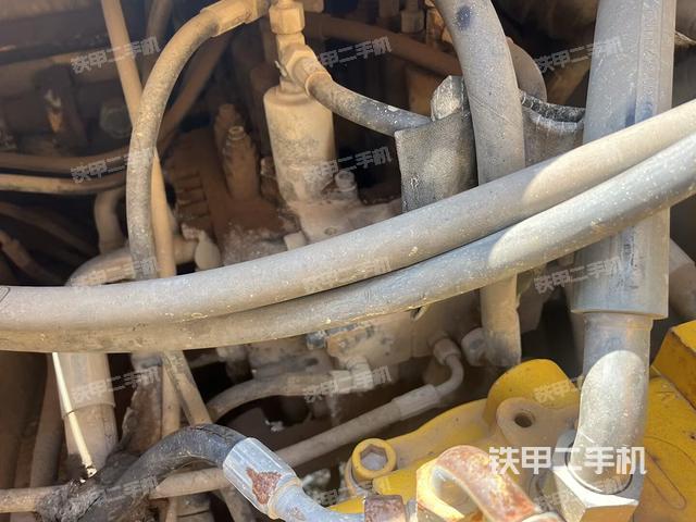 回轉(zhuǎn)馬達和主控閥(整機外觀) 回轉(zhuǎn)馬達和主控閥(整機外觀)