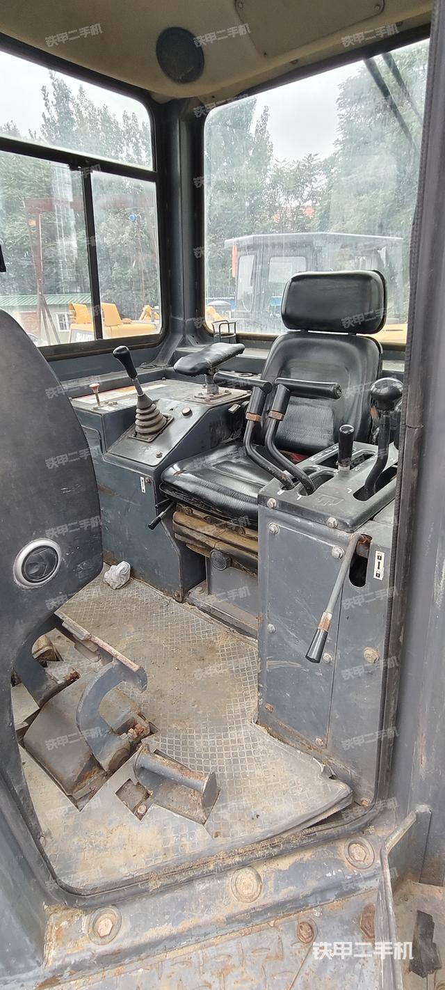 駕駛室操作臺（設備外觀及核心部件）