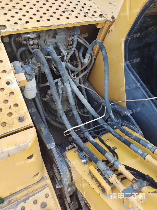 回轉(zhuǎn)馬達(dá)和主控閥（整機(jī)外觀）