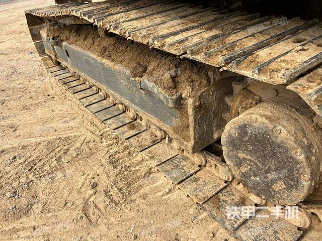 單側(cè)履帶整體(整機(jī)外觀) 單側(cè)履帶整體(整機(jī)外觀)