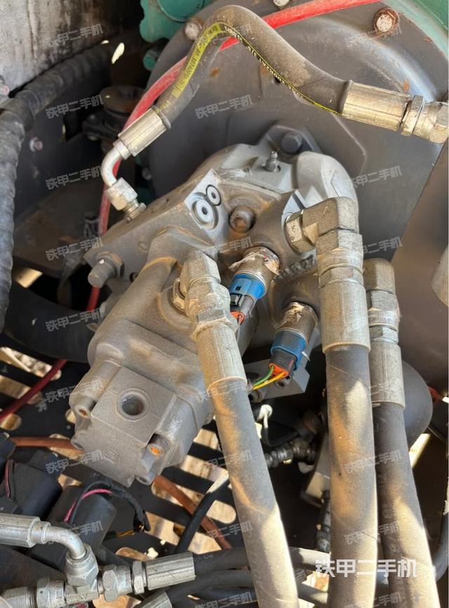 液压泵舱室正面整体(整机外观) 液压泵舱室正面整体(整机外观)