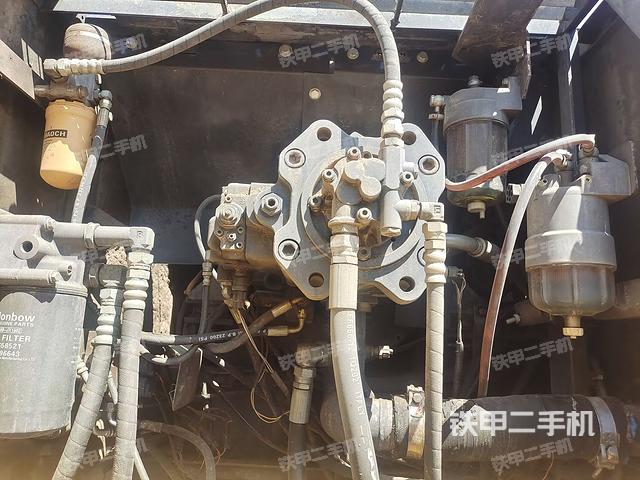 液压泵舱室正面整体(整机外观) 液压泵舱室正面整体(整机外观)