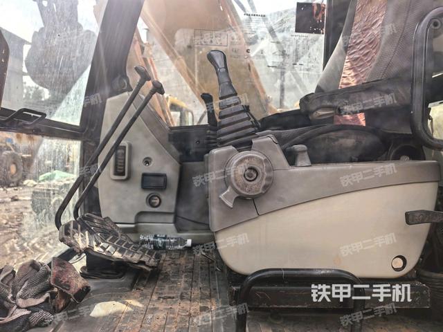 駕駛室整體(整機(jī)外觀) 駕駛室整體(整機(jī)外觀)