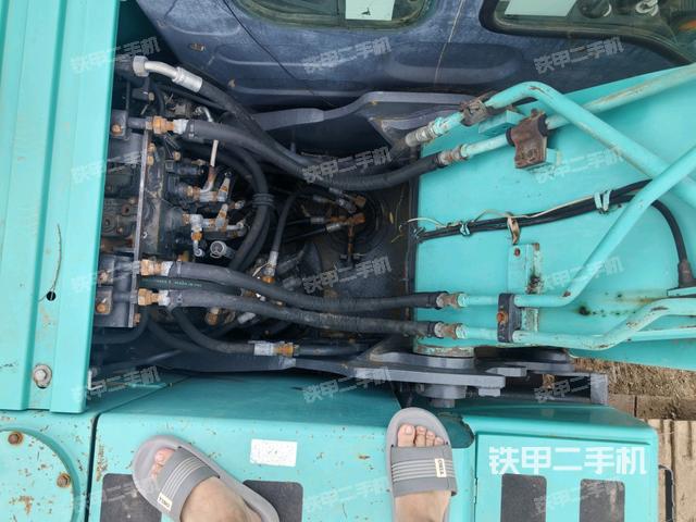 回轉(zhuǎn)馬達(dá)和主控閥(整機(jī)外觀) 回轉(zhuǎn)馬達(dá)和主控閥(整機(jī)外觀)