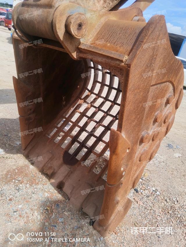 铲斗右后整体(工作和回转装置) 铲斗右后整体(工作和回转装置)
