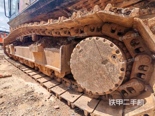 单侧履带整体(整机外观) 单侧履带整体(整机外观)