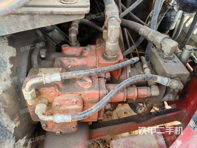 液壓泵艙室正面整體(整機外觀) 液壓泵艙室正面整體(整機外觀)