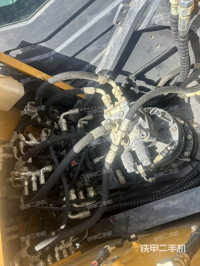 回转马达和主控阀(整机外观) 回转马达和主控阀(整机外观)