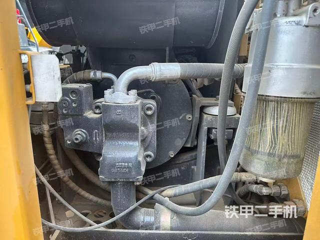 液壓泵艙室正面整體（整機外觀）