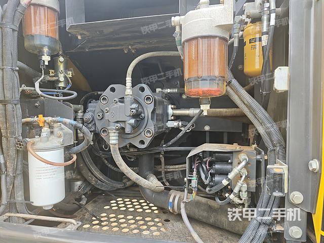 液壓泵艙室正面整體(整機外觀) 液壓泵艙室正面整體(整機外觀)