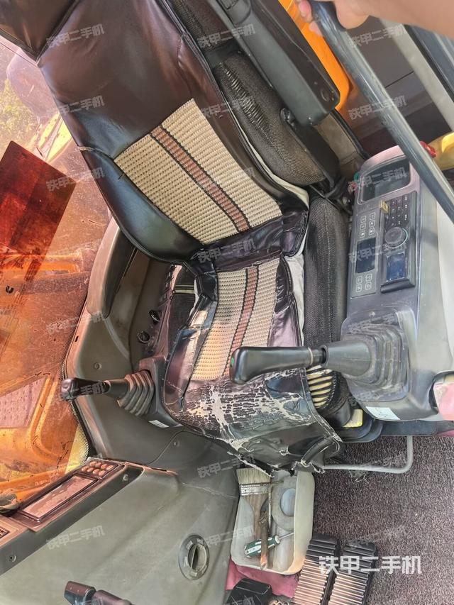 駕駛室整體(整機外觀) 駕駛室整體(整機外觀)