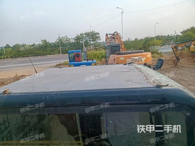 駕駛室頂部(整機(jī)外觀) 駕駛室頂部(整機(jī)外觀)