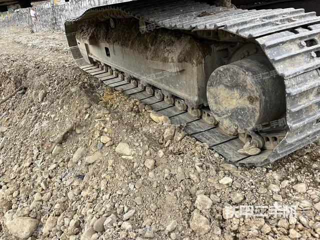 单侧履带整体(整机外观) 单侧履带整体(整机外观)