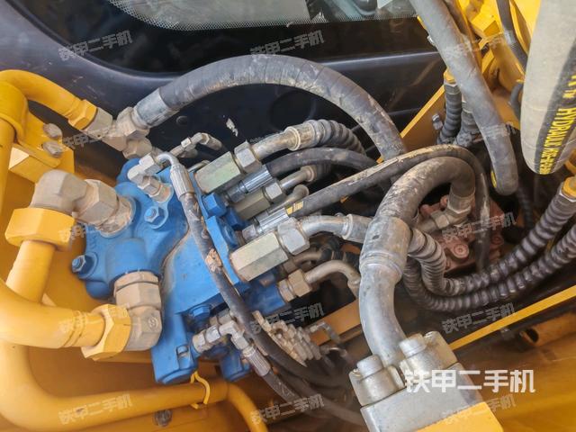 回转马达和主控阀(整机外观) 回转马达和主控阀(整机外观)