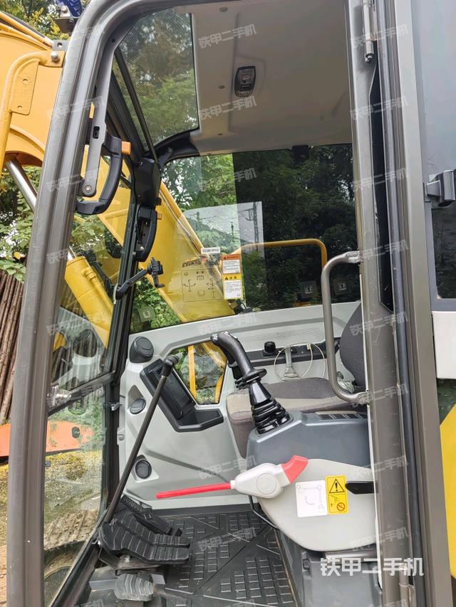 驾驶室整体(整机外观) 驾驶室整体(整机外观)