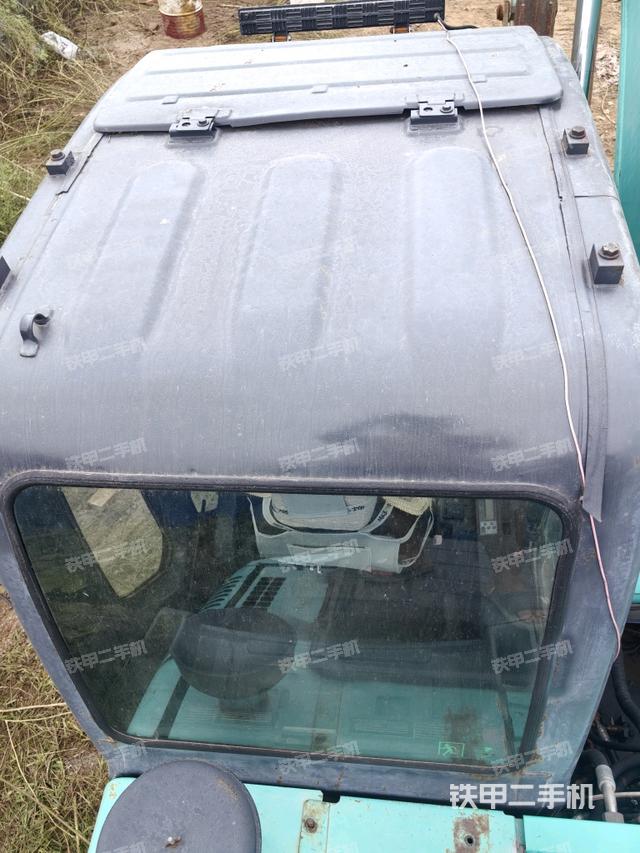 駕駛室頂部(整機(jī)外觀) 駕駛室頂部(整機(jī)外觀)