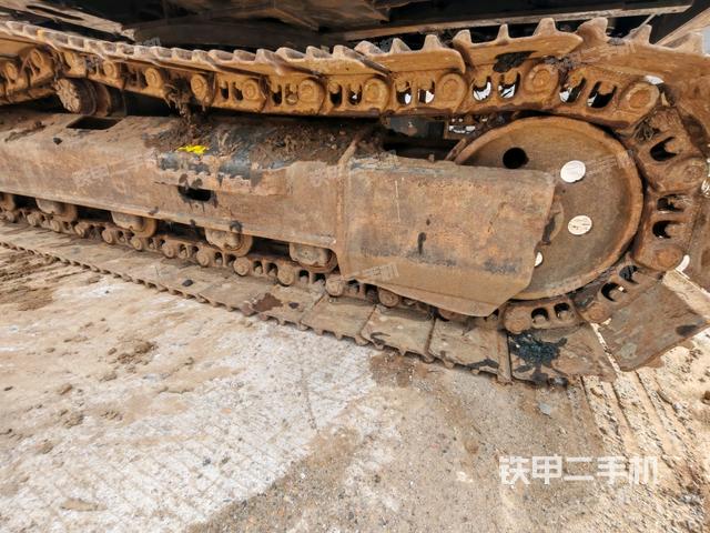 單側(cè)履帶整體(整機(jī)外觀) 單側(cè)履帶整體(整機(jī)外觀)