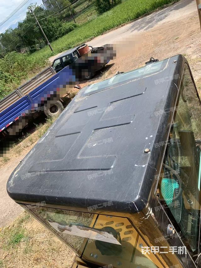 駕駛室頂部(整機(jī)外觀) 駕駛室頂部(整機(jī)外觀)