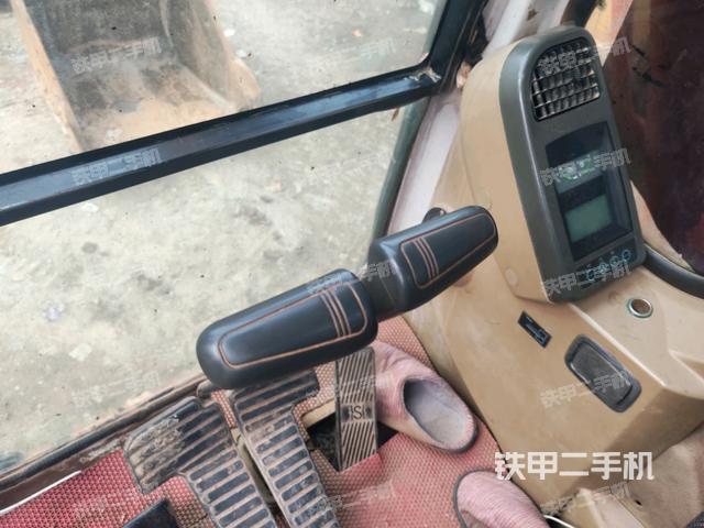 行走控制手柄和踏板 俯拍(驾驶室部分) 行走控制手柄和踏板 俯拍(驾驶室部分)