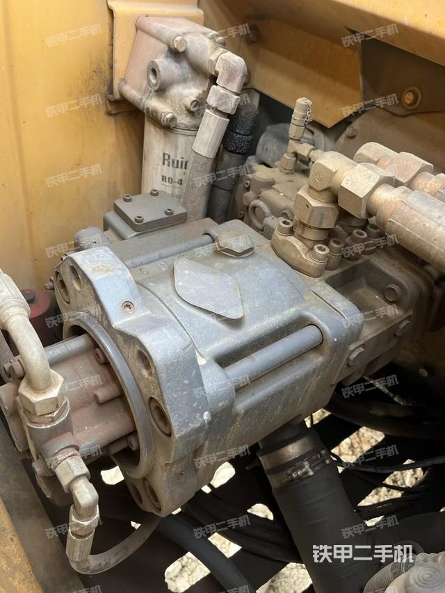 液压泵舱室正面整体(整机外观) 液压泵舱室正面整体(整机外观)