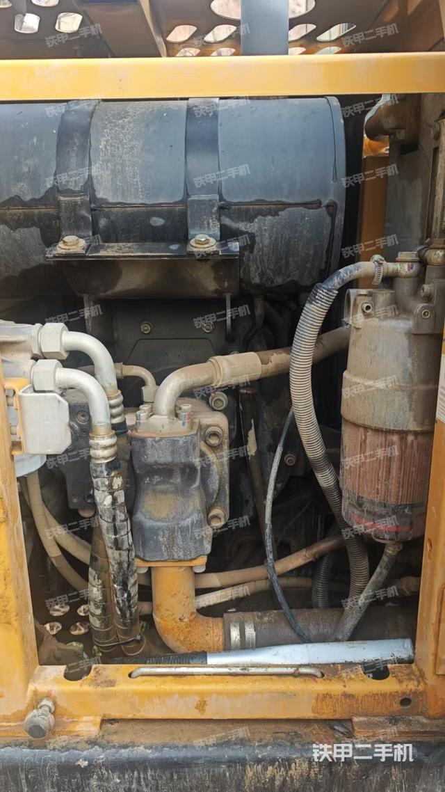 液壓泵艙室正面整體(整機外觀) 液壓泵艙室正面整體(整機外觀)