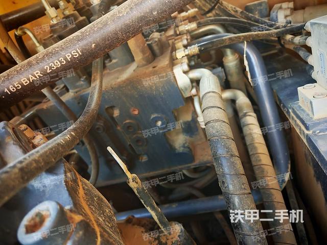 回转马达和主控阀(整机外观) 回转马达和主控阀(整机外观)