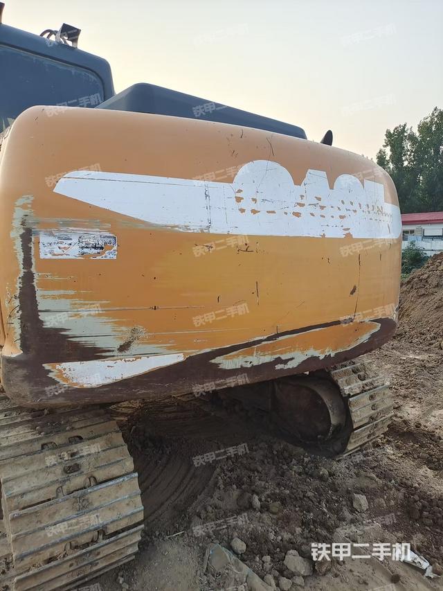 駕駛室頂部(整機(jī)外觀) 駕駛室頂部(整機(jī)外觀)