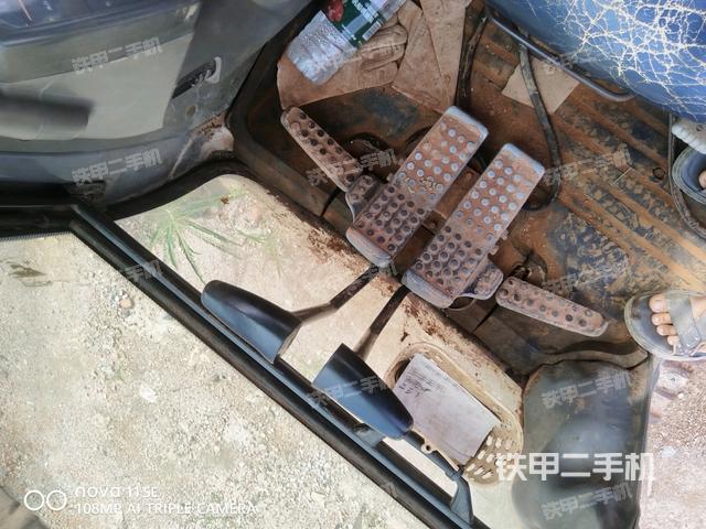 行走控制手柄和踏板 俯拍(驾驶室部分) 行走控制手柄和踏板 俯拍(驾驶室部分)