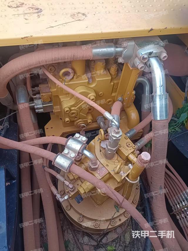 回转马达和主控阀(整机外观) 回转马达和主控阀(整机外观)