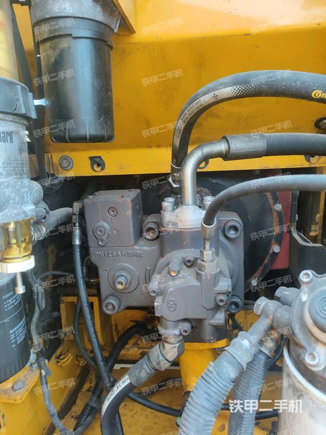 液压泵舱室正面整体(整机外观) 液压泵舱室正面整体(整机外观)