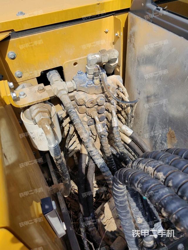 回转马达和主控阀(整机外观) 回转马达和主控阀(整机外观)