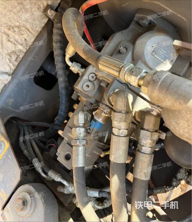 回转马达和主控阀(整机外观) 回转马达和主控阀(整机外观)