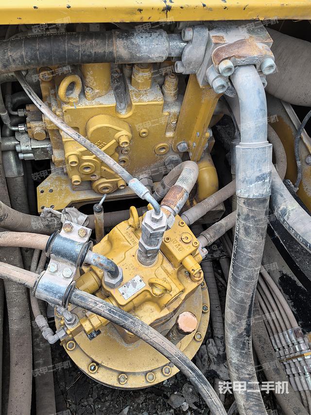 回轉(zhuǎn)馬達和主控閥(整機外觀) 回轉(zhuǎn)馬達和主控閥(整機外觀)