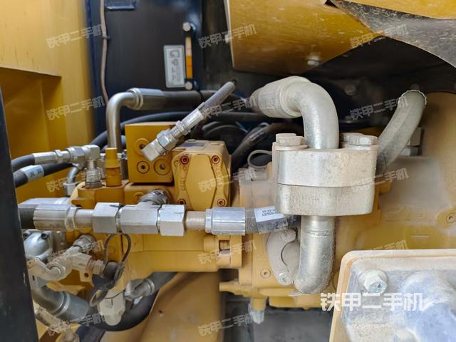 液压泵舱室正面整体(整机外观) 液压泵舱室正面整体(整机外观)