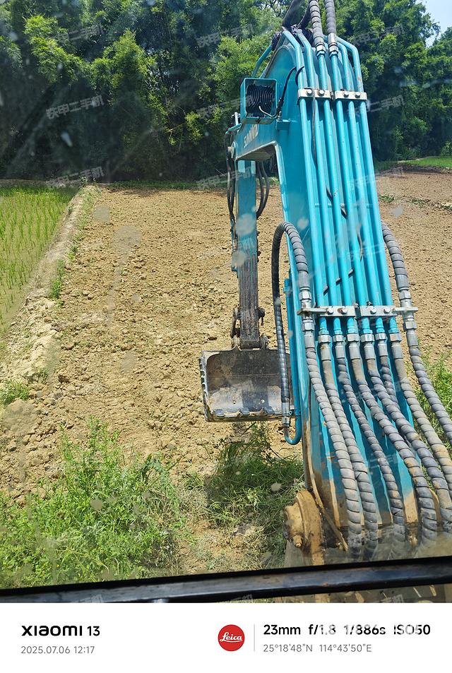 回转马达和主控阀(整机外观) 回转马达和主控阀(整机外观)