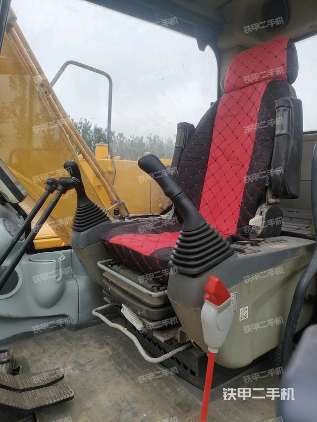 驾驶室顶部(整机外观) 驾驶室顶部(整机外观)