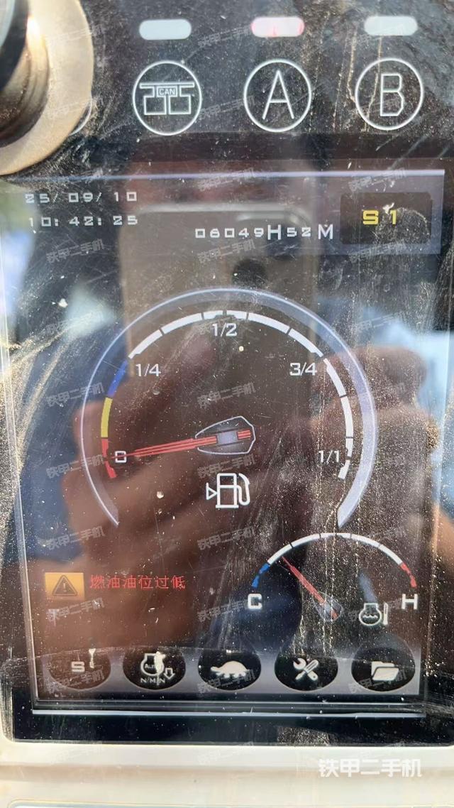 駕駛室頂部(整機(jī)外觀) 駕駛室頂部(整機(jī)外觀)