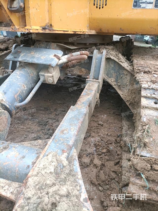 转盘和下车架正前(工作和回转装置) 转盘和下车架正前(工作和回转装置)