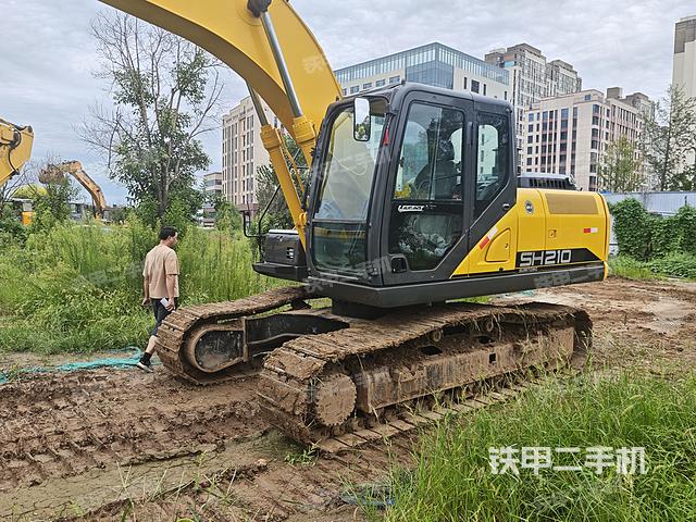 駕駛室整體(整機外觀) 駕駛室整體(整機外觀)