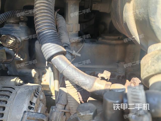 回轉馬達和主控閥(整機外觀) 回轉馬達和主控閥(整機外觀)