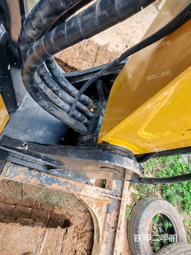 駕駛室頂部(整機(jī)外觀) 駕駛室頂部(整機(jī)外觀)