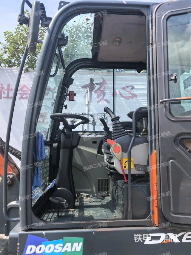 驾驶室整体(整机外观) 驾驶室整体(整机外观)