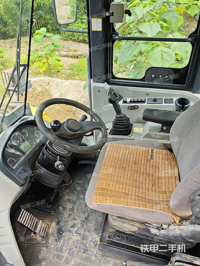 駕駛室工作臺(整機(jī)外觀及大件) 駕駛室工作臺(整機(jī)外觀及大件)