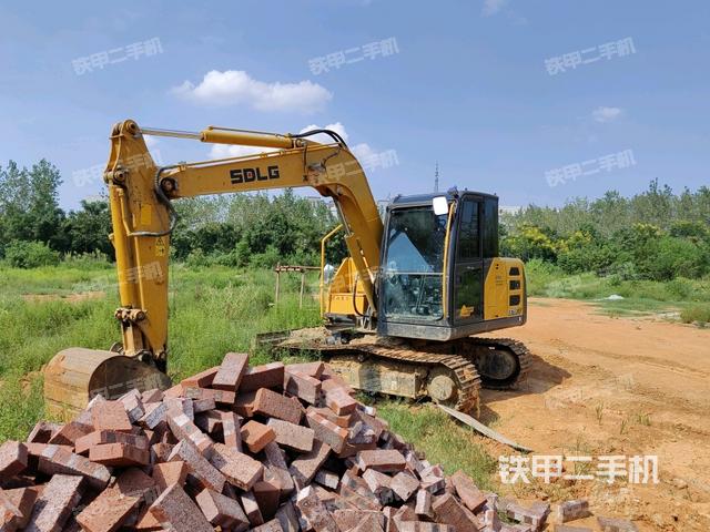 驾驶室顶部(整机外观) 驾驶室顶部(整机外观)