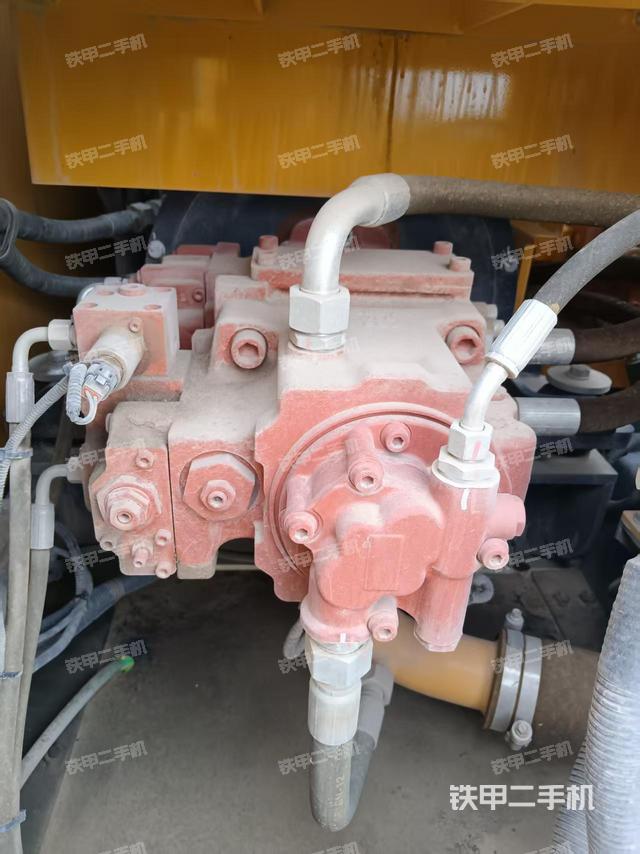 液压泵舱室正面整体（整机外观）