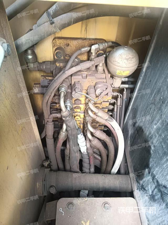 回轉(zhuǎn)馬達(dá)和主控閥(整機(jī)外觀) 回轉(zhuǎn)馬達(dá)和主控閥(整機(jī)外觀)