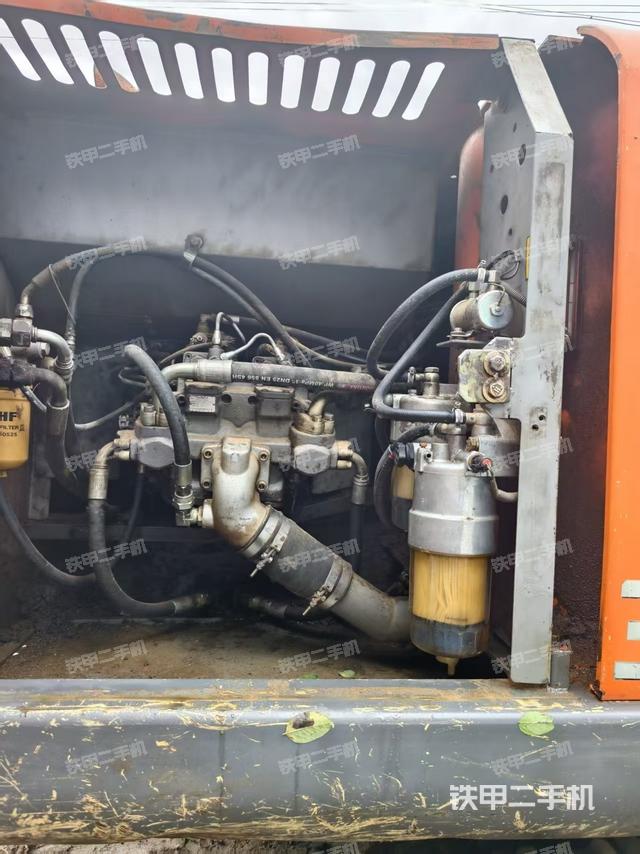 液壓泵艙室正面整體(整機外觀) 液壓泵艙室正面整體(整機外觀)