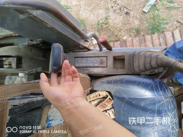 座椅右侧控制台/钥匙门/油门/含右手柄(驾驶室部分) 座椅右侧控制台/钥匙门/油门/含右手柄(驾驶室部分)