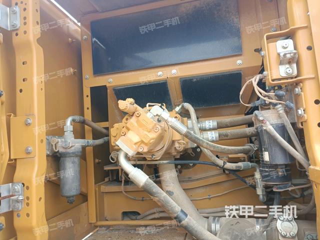 液壓泵艙室正面整體(整機外觀) 液壓泵艙室正面整體(整機外觀)